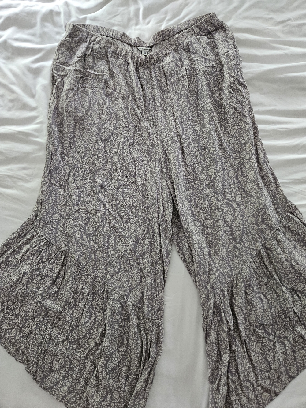 American Eagle Outfitters Wide Leg Floral Print Pants in Lilac and Cream